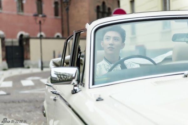 Vẻ đẹp bên xe mui trần.