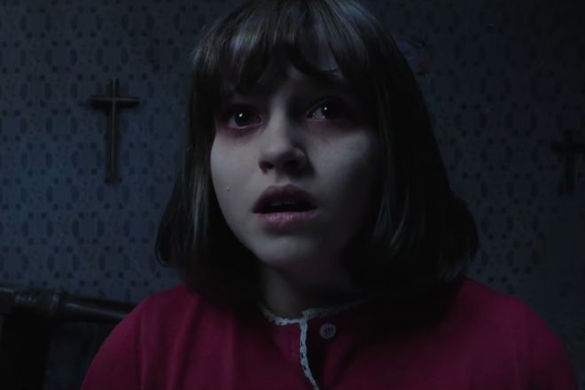 Valak còn thách thức tất cả bằng hình dạng báng bổ đức tin với hình dạng một nữ tu đeo thánh giá.