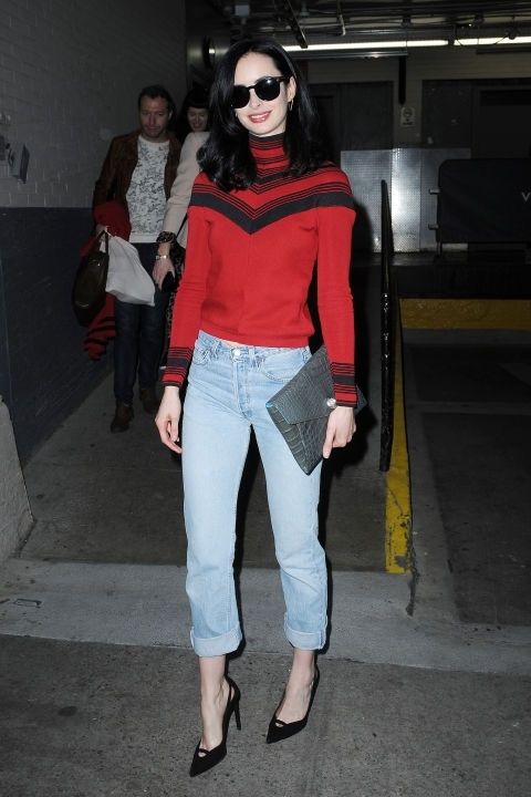 Krysten Ritter mix quần denim với áo đỏ phong cách retro.Quần denim xắn gấu đi cùng giày cao gót đen phô được toàn bộ phần cổ chân trắng nõn nà của cô. 