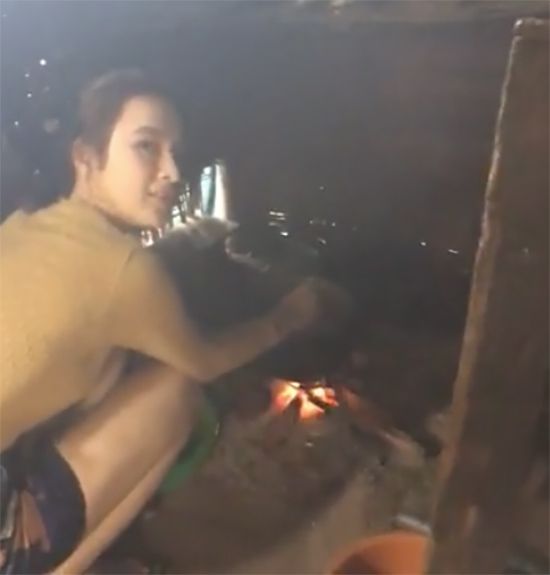 "Lần đầu tiên ngồi bên bếp lửa nấu như này, tôi cảm giác rất vui vì chuẩn bị có những món ăn rất ngon để cho mọi người cùng thưởng thức." - Angela Phương Trinh chia sẻ cảm xúc khi được trải nghiệm nấu bếp củi.