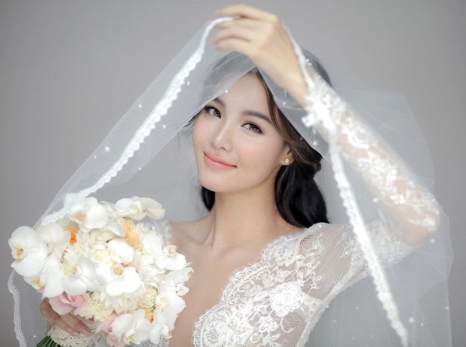 Cô dâu người mẫu được trang điểm nhẹ nhàng, thanh thoát.