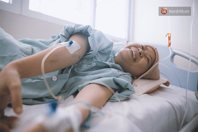 Hằng luôn tươi cười trên giường bệnh dù phải truyền cùng lúc hóa chất và nước muối, đạm vào cơ thể.