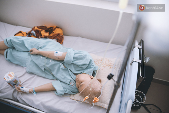 Những chuỗi ngày dai dẳng lấy bệnh viện làm nhà, Hằng có đôi lúc chán nản nhưng dặn lòng sẽ không bao giờ bỏ cuộc.