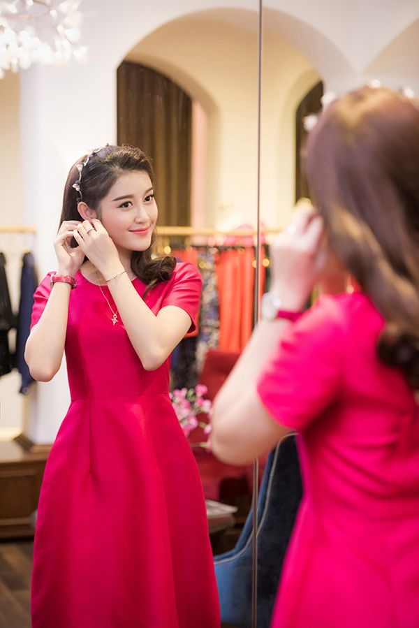 Ngay sau đó, Á hậu thay một bộ váy màu hồng trẻ trung.