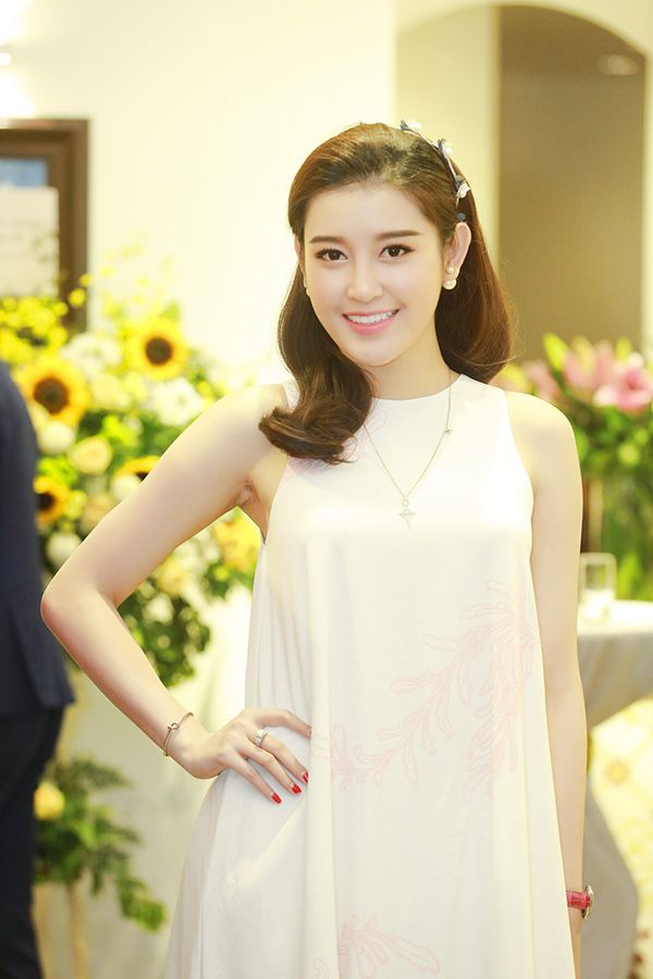 Vừa xuống sân bay, Huyền My không kịp về nhà, vội vã di chuyển tới sự kiện.