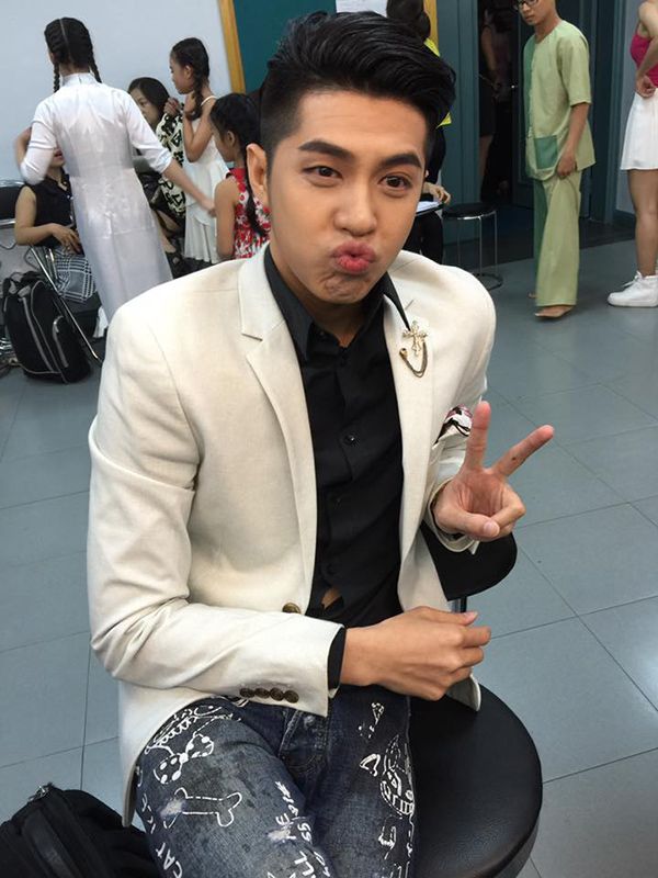 Tuy nhiên, ở bên ngoài, anh lại rất ham chơi, tính cách như trẻ con.