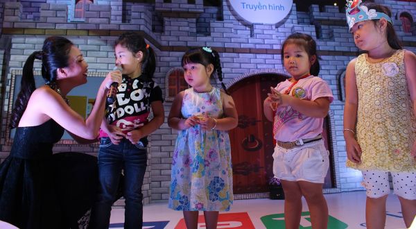 Ở phần giao lưu, gương mặt trưởng thành từ đội Sơn Ca thuộc Nhà Thiếu nhi TP HCM ngày nào không khỏi phấn khích khi phát hiện một khán giả nhí trùng tên Hiền Thục.