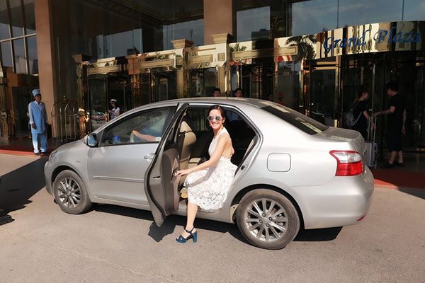 Hồng Nhung được một người bạn lái xe đưa đến sự kiện.