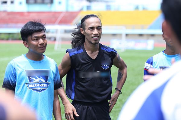 Dù là ca sĩ bận rộn với show diễn nhưng Phạm Anh Khoa rất yêu thích bóng đá.