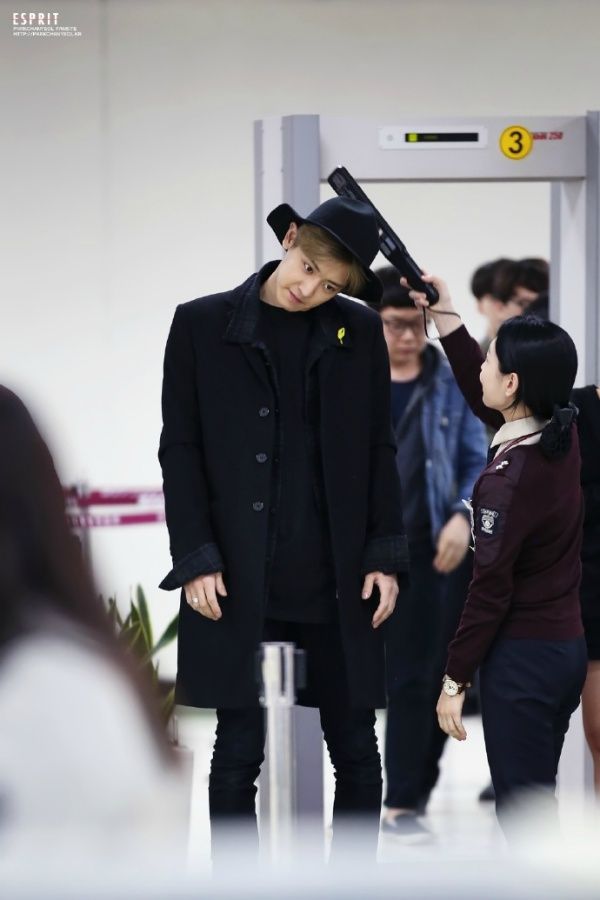 Chan Yeol (EXO) khá lúng túng khi bị kiểm tra kỹ càng tại sân bay.