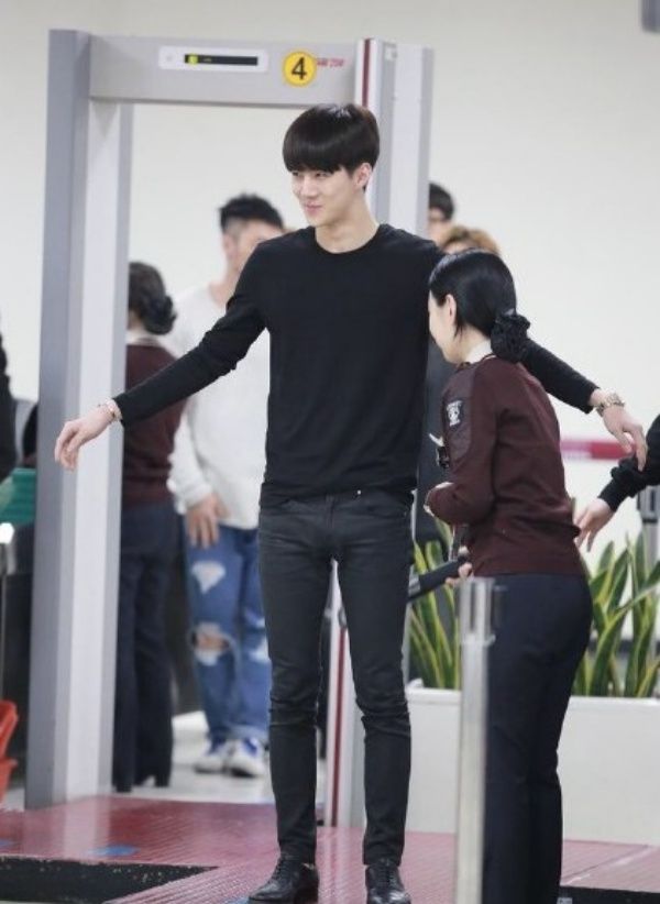 Một anh chàng khác của EXO cũng đỏ bừng mặt.