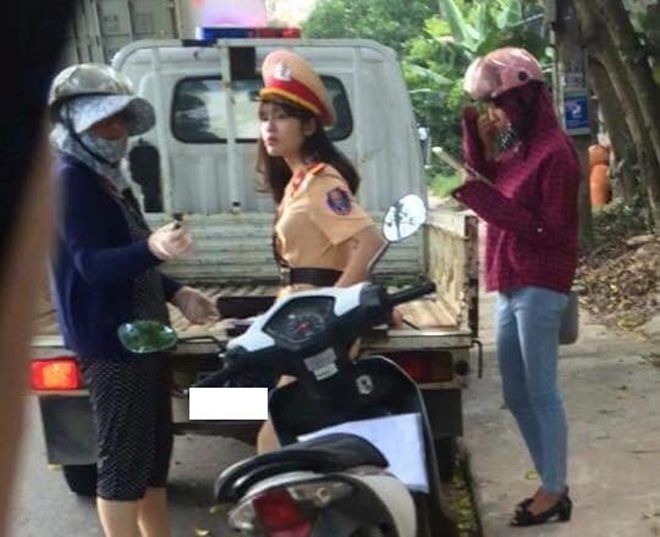 Khoảnh khắc xinh đẹp của nữ cảnh sát giao thông. Ảnh: Tây Bắc 24h.