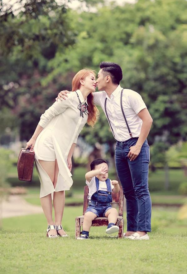 Phan Hiển hôn Khánh Thi đầy ngọt ngào.