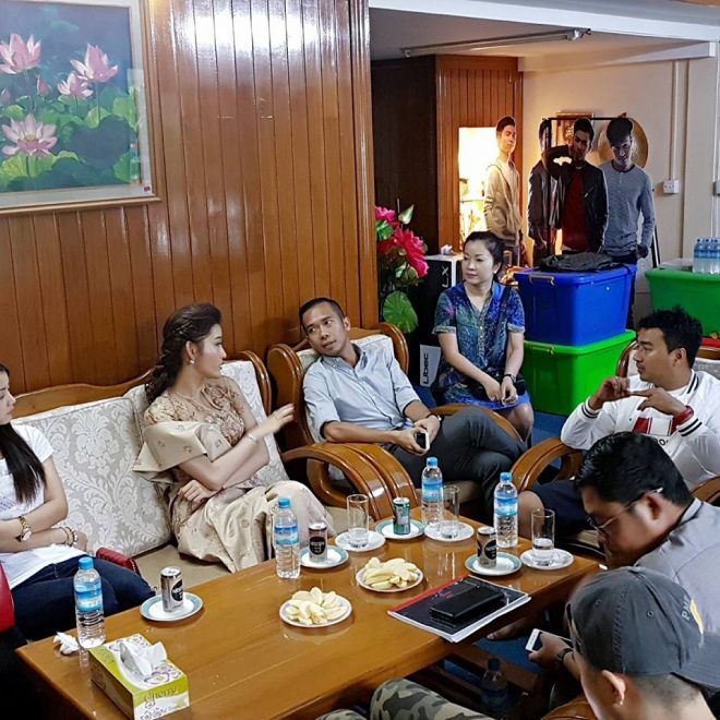 Sau khi đến Myanmar, Huyền My có buổi gặp gỡ và trao đổi với đoàn phim.