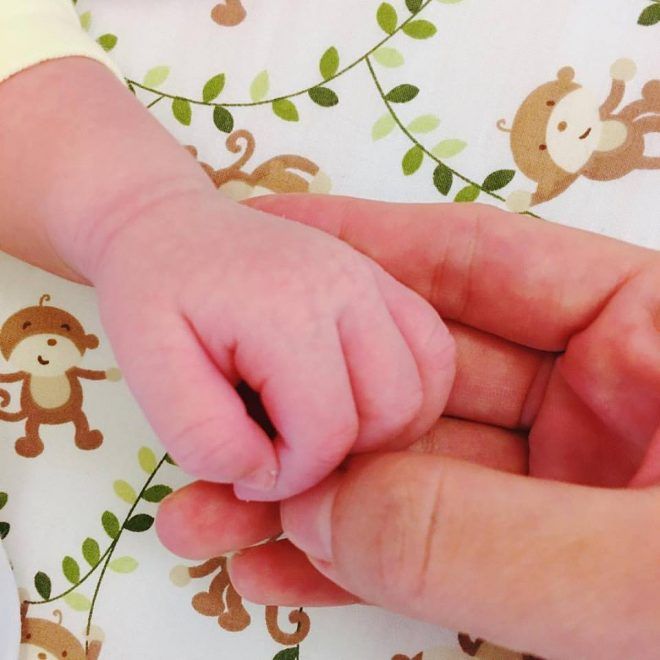 Bàn tay của bé Misu nhanh chóng thu hút rất đông sự quan tâm của mọi người.