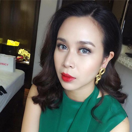 Bởi vì đặc thù nghề nghiệp của mình cũng như những người nổi tiếng khác là luôn phải xuất hiện chỉnh chu nhất trước công chúng nên mình luôn cố gắng để đẹp nhất có thể mỗi lần xuất hiện ! Còn khi về nhà mình cũng như các bà mẹ khác thôi ,cũng đầu bù tóc rối như nhau í mà ! các mẹ cứ tự tin lên nhé, chăm con và giữ sức khoẻ cho mình thật tốt 