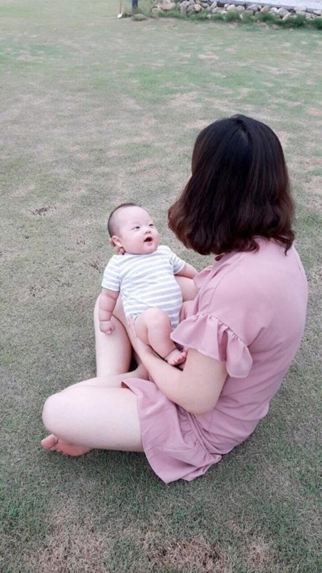 Mẹ của nữ diễn viên dành lời chúc tình cảm cho cháu ngoại kèm theo bức hình đáng yêu của bé Khoai Tây. 