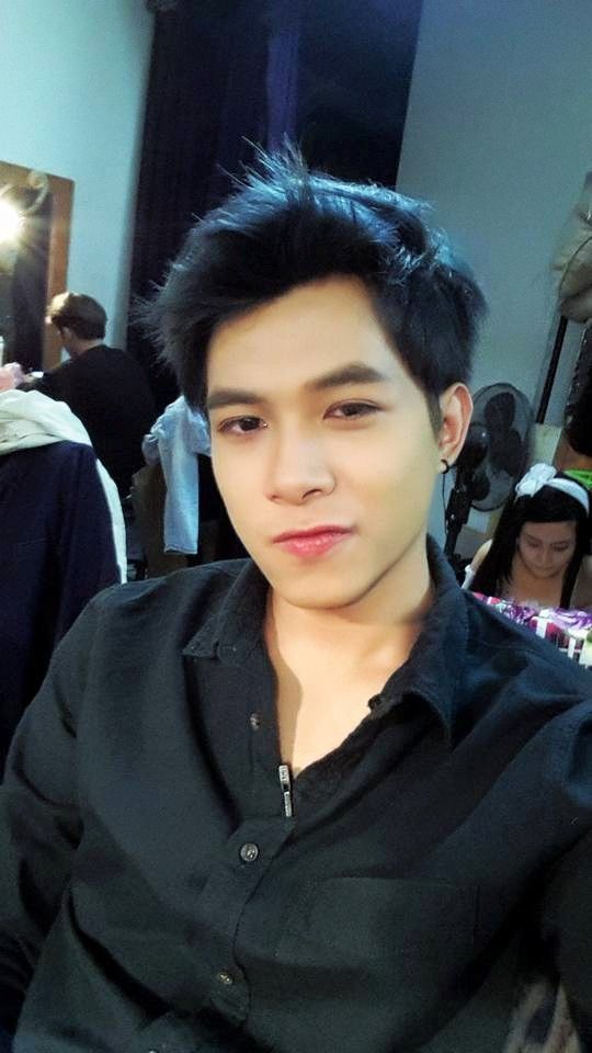 Để tạo kiểu tóc này, bạn chỉ cần dùng keo và lược để chải mái tóc ra phía sau. Không nên dùng quá nhiều keo bởi nó sẽ khiến mái tóc trở nên quá cứng nhắc và mất tự nhiên. Đây cũng là mái tóc phù hợp với nhiều khuôn mặt khác nhau.