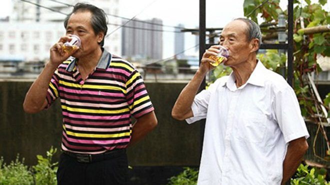 Ông Lưu (trái) hiện là chủ tịch Hiệp hội Trị liệu bằng Nước tiểu Trung Quốc. Ảnh: shanghaiist