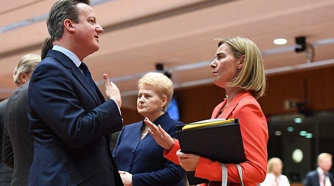 Thủ tướng Anh Cameron (bên trái) đang trò chuyện với Cao uy Chính sách đối ngoại của Liên minh Châu Âu (EU) tại hội nghị thượng đỉnh EU