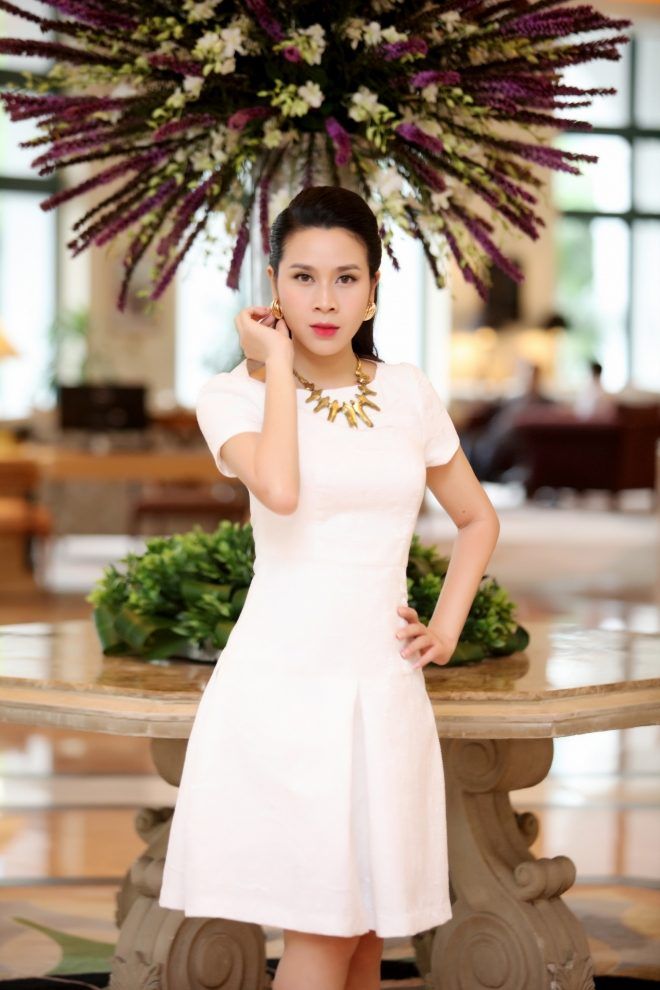 Chỉ sau 1 tháng sinh con, Lưu Hương Giang khiến nhiều người ngạc nhiên vì lấy lại vóc dáng thon gọn.