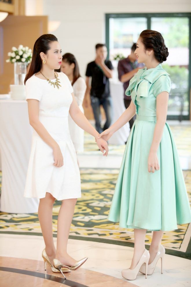 Hai bà mẹ trò chuyện liên tục và cùng chia sẻ bí quyết chăm sóc con.