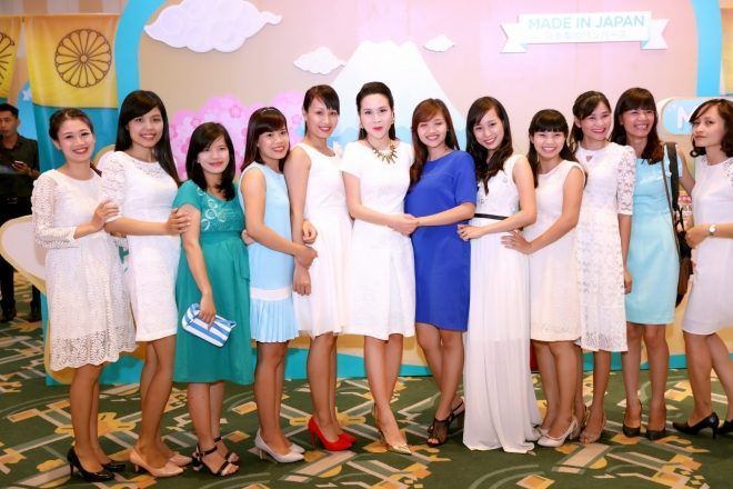 Cô được nhiều 'bà mẹ bỉm sữa" yêu thích và mong muốn "gái hai con" chia sẻ bí quyết để lấy lại vóc dáng thon gọn sau khi sinh.