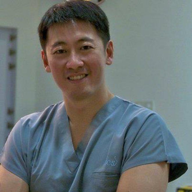 Chân dung bác sĩ Richard Teo tại cơ sở phẫu thuật thẩm mỹ của mình trước khi biết bị ung thư.