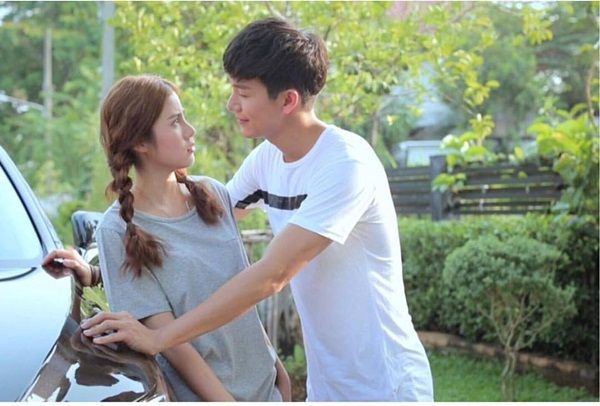 Giam em trong vòng tay anh.