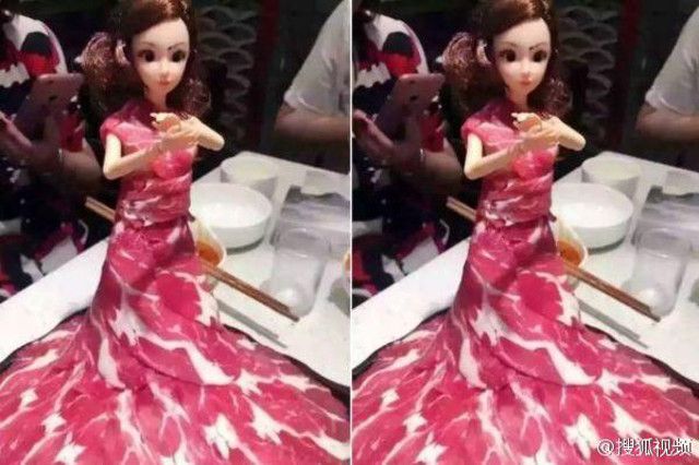 Cô nàng Barbie mặc chiếc váy được quấn bằng những dải thịt cừu mỏng