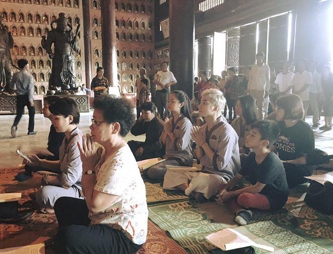 Buồi chiều Sơn Tùng cùng ca sĩ Bông Mai - con gái nhạc sĩ An Thuyên dâng hương tại chùa Bái Đính.