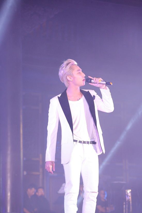 Điểm đặc biệt trong đêm nhạc này là các ca sĩ lần lượt ra sân khấu để thể hiện phần trình diễn của mình mà không có bất cứ lời giới thiệu hay dẫn chuyện của MC, nhưng điều đó không không bị nhàm chán mà còn tạo nên sự cộng hưởng cảm xúc. Sơn Tùng M-TP thể hiện ca khúc Chín bậc tình yêu, nhưng không quên cúi đầu chào nhạc sĩ An Thuyên và khán giả.