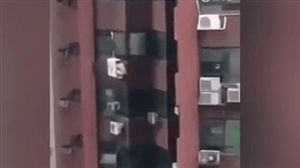 Trần như nhộng đu bám trên điều hòa tầng 8 trốn chồng của bồ Ảnh 2