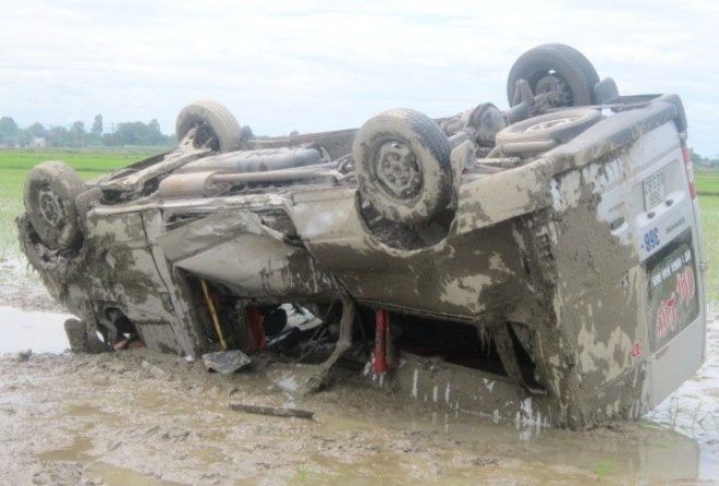 Xe khách lật ngửa sau tai nạn. Ảnh: N.D.