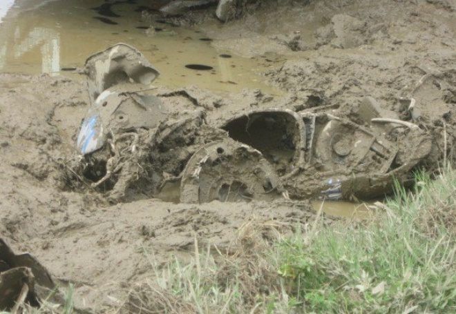 Xe máy bị chìm sâu dưới bùn lầy. Ảnh: N.D.