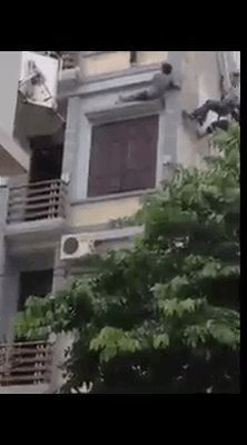 Hà Nội: Giải cứu thành công người đàn ông định nhảy lầu tự tử Ảnh 2