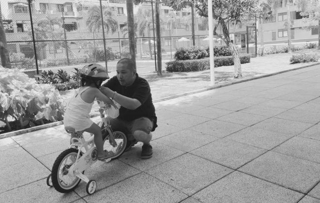 Quang Huy ân cần dạy con gái tập đi xe đạp.