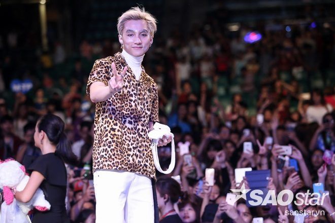 Nam ca sĩ không quên chụp hình kỷ niệm với tất cả mọi người.