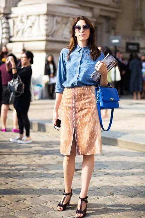Diện chân váy xẻ mix cùng áo sơ-mi hay áo blouse lụa và giày cao gót thích hợp để chị em đi làm, đi tới những nơi trang trọng lịch sự.