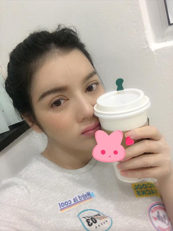 Vừa ngủ dậy, chẳng cần trang điểm hay chải tóc, Lý Nhã Kỳ vẫn thích thú chụp ảnh tự sướng đăng lên Facebook.