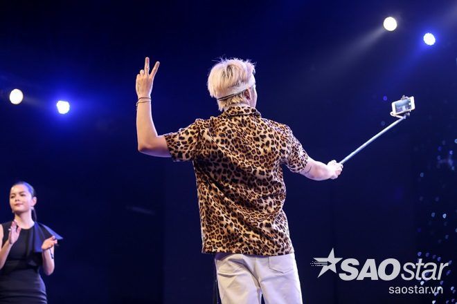 Nhí nhảnh chụp hình tự sướng cùng fan