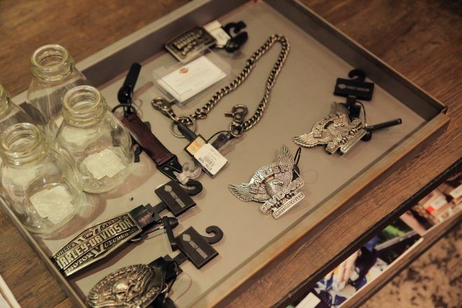 Các món phụ kiện tuy nhỏ nhưng mang lại nhiều sự tinh tế cho chủ nhân của set đồ. Chỉ cần một chiếc dây xích đeo chéo cạp quần cũng đủ tăng thêm độ ngầu cho bạn.