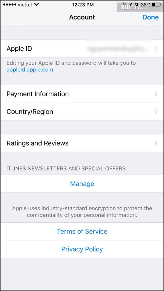 Vào Settings >> iTunes & App Store trên thiết bị iOS của mình. Hệ thống sẽ yêu cầu bạn nhập mật khẩu để xác nhận quyền sở hữu đối với tài khoản Apple ID này. Sau đó chọn Country / Region.