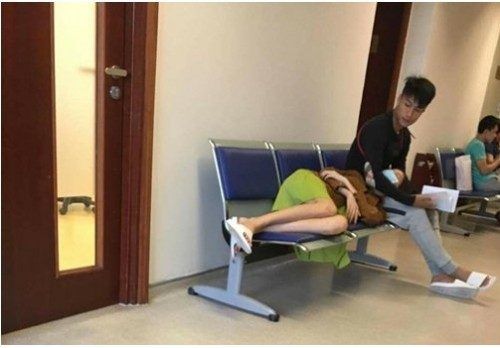 Hình ảnh được cho là Mạc Hồng Quân đem Kỳ Hân đi khám thai