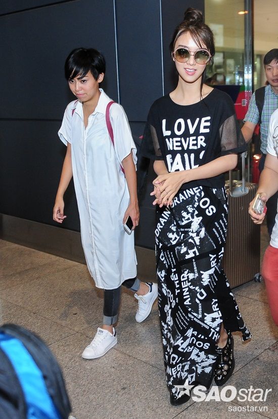 Tiết Khải Ly diện bộ tramg phục màu đen trắng giản dị nhưng vẫn nổi bật.