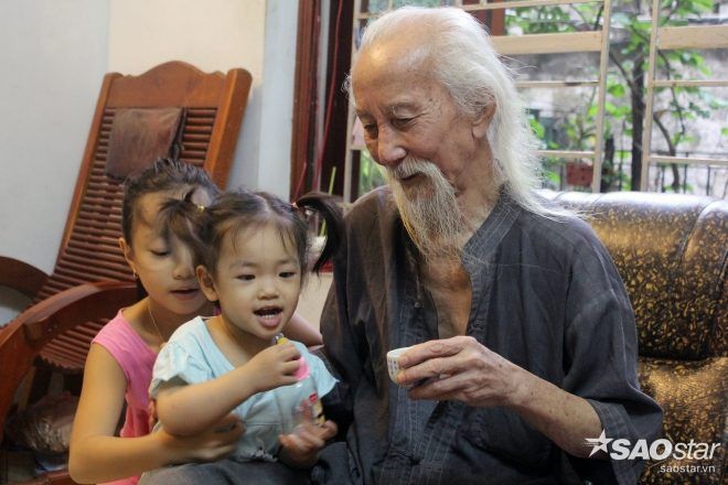 Khán giả Việt không thể quên được diễn viên Hồng Chương với hình ảnh một ông già râu tóc bạc phơ, dáng người quắc thước, giọng nói trầm ấm, gương mặt phúc hậu xuất hiện trên nhiều bộ phim truyền hình.