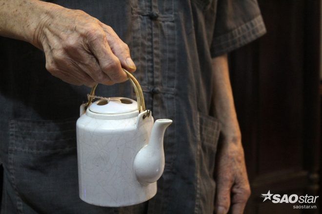 Trong suốt sự nghiệp, diễn viên Hồng Chương "đóng đinh" với những vai diễn không thể "ác" được, bởi ông có khuôn mặt hiền hậu, nhân từ. Những vật dụng trong nhà ông như bình trà, ghế nống, võng... cũng giản dị như chính con người ông.