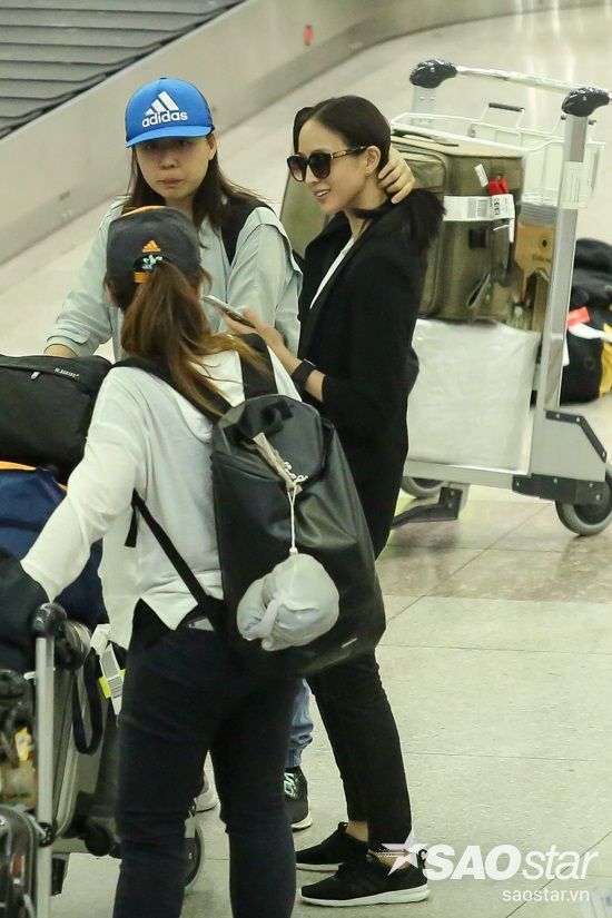 Cô nhanh chóng cùng ê-kíp lấy hành lý và di chuyển ra bên ngoài.