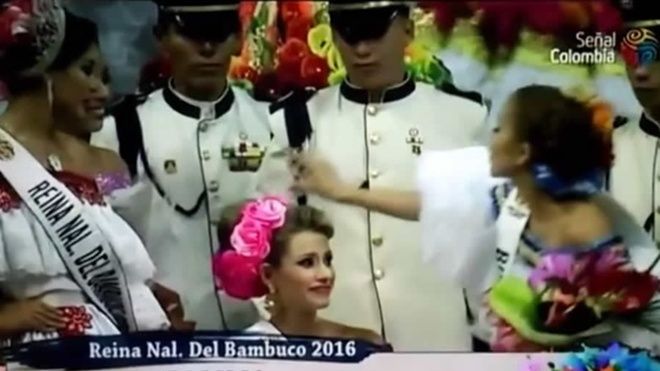 Sự cố bị giật vương miện.