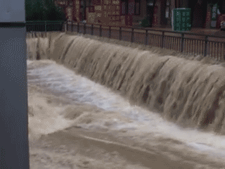 Nước chảy giữa thành phố như suối